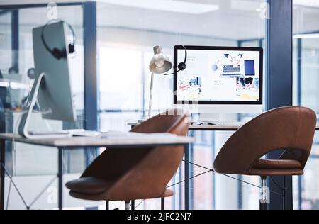 Webseitenwerbung auf dem Desktop-Monitor eines Computers in einem leeren Callcenter-Büro. Betrieb des Helpdesks zur Beratung und zum Verkauf von Produkten und Stockfoto