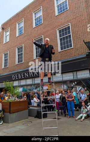 Winchester, Hampshire, Großbritannien. 1.. Juli 2022. Winchester hat Fair, jährliches Festival für Straßentheater und Outdoor-Darbietung, am längsten stattfindendes Festival für Outdoor-Kunst, gegründet 1974. Es hat seinen Namen von der Tradition des Publikums, Geld in einen Hut für Straßenmusiker zu stecken. Pete Anderson unterhält die Massen mit seinen Unstable Acts. Quelle: Carolyn Jenkins/Alamy Live News Stockfoto