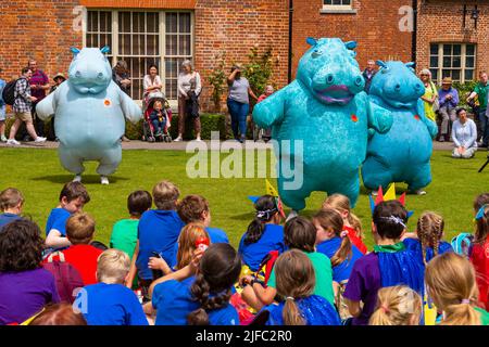 Winchester, Hampshire, Großbritannien. 1.. Juli 2022. Winchester hat Fair, jährliches Festival für Straßentheater und Outdoor-Darbietung, am längsten stattfindendes Festival für Outdoor-Kunst, gegründet 1974. Es hat seinen Namen von der Tradition des Publikums, Geld in einen Hut für Straßenmusiker zu stecken. Die Hippos unterhalten die Massen mit ihren Tänzen. Quelle: Carolyn Jenkins/Alamy Live News Stockfoto