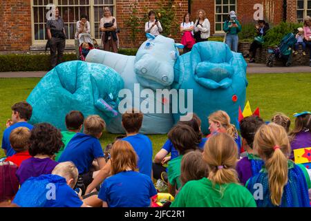 Winchester, Hampshire, Großbritannien. 1.. Juli 2022. Winchester hat Fair, jährliches Festival für Straßentheater und Outdoor-Darbietung, am längsten stattfindendes Festival für Outdoor-Kunst, gegründet 1974. Es hat seinen Namen von der Tradition des Publikums, Geld in einen Hut für Straßenmusiker zu stecken. Die Hippos unterhalten die Massen mit ihren Tänzen. Quelle: Carolyn Jenkins/Alamy Live News Stockfoto