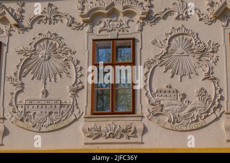 Spisska Nova Ves, Slowakei - 10. Mai; 2022: Fassadendetail des Museums Spisa, Spisska Nova Ves, Slowakei Stockfoto