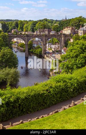 Knaresborough, Großbritannien - Juni 4. 2022: Das Knaresborough Viadukt erstreckt sich über den Fluss Nidd in der wunderschönen Stadt Knaresborough in North Yorkshire, Großbritannien. Stockfoto