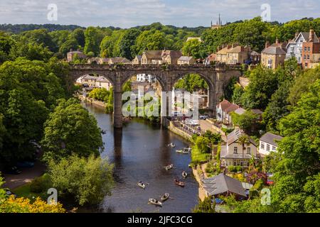 Knaresborough, Großbritannien - Juni 4. 2022: Das Knaresborough Viadukt erstreckt sich über den Fluss Nidd in der wunderschönen Stadt Knaresborough in North Yorkshire, Großbritannien. Stockfoto