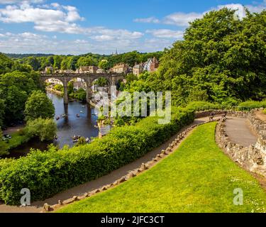 Knaresborough, Großbritannien - Juni 4. 2022: Das Knaresborough Viadukt erstreckt sich über den Fluss Nidd in der wunderschönen Stadt Knaresborough in North Yorkshire, Großbritannien. Stockfoto