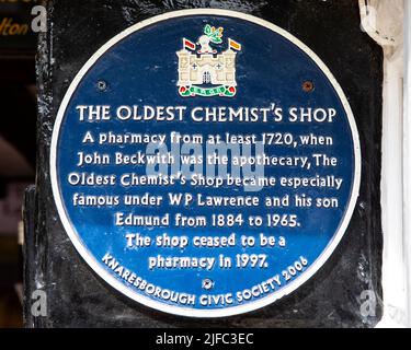 Knaresborough, Großbritannien - 4. 2022. Juni: Eine Gedenktafel am ältesten Chemists Shop, die die Geschichte des Geschäfts beschreibt, befindet sich in der wunderschönen Stadt Knaresborough in York Stockfoto