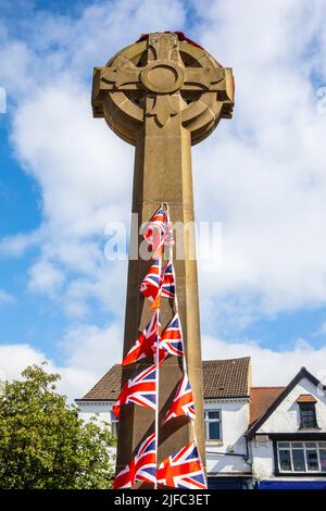 Knaresborough, Großbritannien - Juni 4. 2022: War Memorial am Market Place in der wunderschönen Stadt Knaresborough in North Yorkshire, Großbritannien. Stockfoto