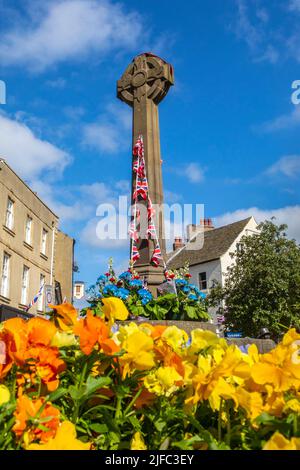 Knaresborough, Großbritannien - Juni 4. 2022: War Memorial am Market Place in der wunderschönen Stadt Knaresborough in North Yorkshire, Großbritannien. Stockfoto