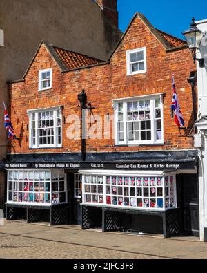 Knaresborough, Großbritannien - Juni 4. 2022: Das Äußere des ältesten Chemikers von Ye Shoppe in England, am Market Place in der wunderschönen Stadt Knaresborough Stockfoto