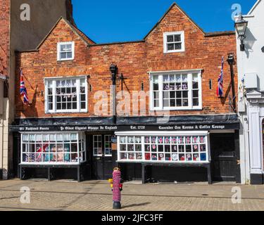 Knaresborough, Großbritannien - Juni 4. 2022: Das Äußere des ältesten Chemikers von Ye Shoppe in England, am Market Place in der wunderschönen Stadt Knaresborough Stockfoto