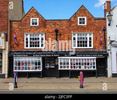 Knaresborough, Großbritannien - Juni 4. 2022: Das Äußere des ältesten Chemikers von Ye Shoppe in England, am Market Place in der wunderschönen Stadt Knaresborough Stockfoto