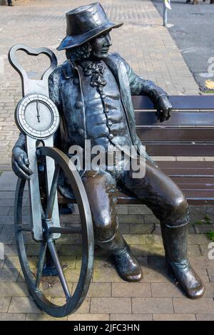 Knaresborough, Großbritannien - 4. 2022. Juni: Eine Statue von Blind Jack, auch bekannt als John Metcalf, befindet sich am Market Place in der wunderschönen Stadt Knaresborough Stockfoto