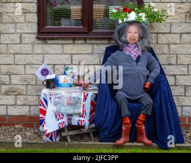 Nawton, Großbritannien - 5. 2022. Juni: Eine Vogelscheuche mit einer Maske der Königin Elizabeth II., zum Gedenken an die Feierlichkeiten zum Platin-Jubiläum der Königinnen, im Dorf o Stockfoto