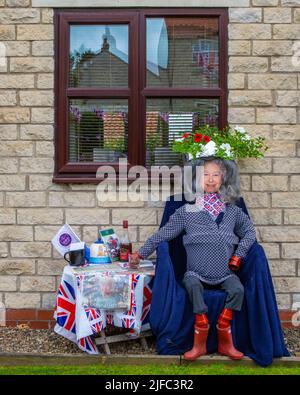 Nawton, Großbritannien - 5. 2022. Juni: Eine Vogelscheuche mit einer Maske der Königin Elizabeth II., zum Gedenken an die Feierlichkeiten zum Platin-Jubiläum der Königinnen, im Dorf o Stockfoto