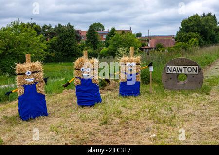 Nawton, Großbritannien - 5. 2022. Juni: Hay-Ballen als Minions gekleidet, wenn Sie das Dorf Nawton in North Yorkshire, Großbritannien, betreten. Die Kreationen waren Teilnehmer Stockfoto