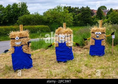 Nawton, Großbritannien - 5. 2022. Juni: Hay-Ballen als Minions gekleidet, wenn Sie das Dorf Nawton in North Yorkshire, Großbritannien, betreten. Die Kreationen waren Teilnehmer Stockfoto