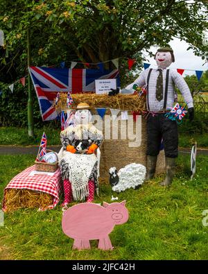 Nawton, Großbritannien - 5. 2022. Juni: Farmer und Ehefrau Scarecrows, wenn Sie das Dorf Nawton in North Yorkshire, Großbritannien, betreten. Die Kreationen wurden in die Th Stockfoto