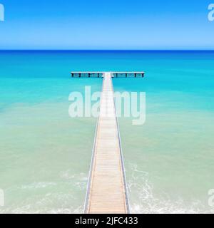 Wooden pier out to sea perspective, view from above Stockfoto