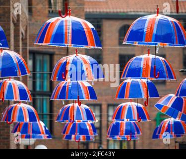 York, Großbritannien - 6. 2022. Juni: Nahaufnahme der Regenschirme der Union Flag, die während der Feierlichkeiten zum Platin-Jubiläum der Königin im Jahr 2022 in der Stadt York, Großbritannien, hängen. Stockfoto