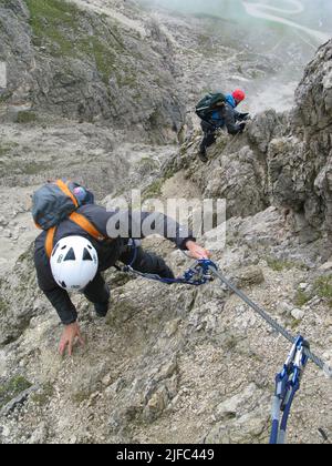 Bergsteiger Klettern in den Dolomiten - Italien Stockfoto