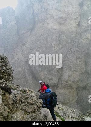 Bergsteiger Klettern in den Dolomiten - Italien Stockfoto