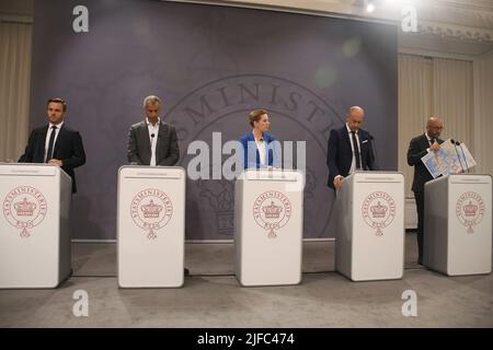 Kopenhagen /Dänemark/1.. Juli 2022/die Premierministerin von Denamrk, Frau Mette Frederiksen, hält eine gemeinsame Pressekonferenz mit der Ministerin für Lebensmittel und Landwirtschaft, der Ministerin für Wirtschaft und Handel, der Ministerin für Gesundheit, justizminister über den kritischen Bericht der nerzkommission bei der Tötung vieler Millionen Mink-Tiere während der Covid 19 Denmark govt wird sehen, wie die rolle der dänischen Zivildiener in Minkcase und jetzt bis zum dänischen parlament und für die Zukunft des kreitischen Berichts der Minkkomissonnions sehen, die minister veranstalten in der Spiegelhalle des PM-Büros in Christiansborg Kopenhagen Dänemark ein Pressekonfeenz. (Foto..F Stockfoto