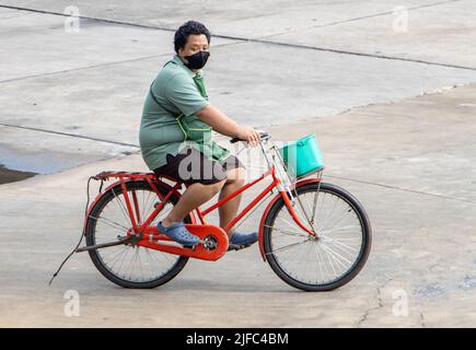 SAMUT PRAKAN, THAILAND, 28 2022. MÄRZ, Ein Mann fährt auf einem Fahrrad auf der Stadtstraße. Stockfoto