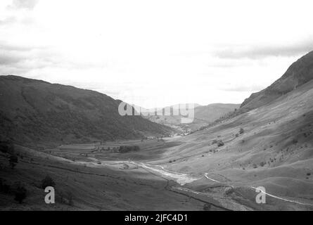 1952, historische Ansicht aus dieser Zeit des Borrowdale Tals vom Styhead Pass, einem Bergpass im Lake District, Cumbria, England, UK. Stockfoto