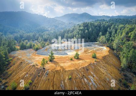 Wiederherstellung des verlassenen Minenstandorts. Kiefern, die über Kupfer- und Goldminenrückständen im Paphos-Wald, Zypern, wachsen Stockfoto