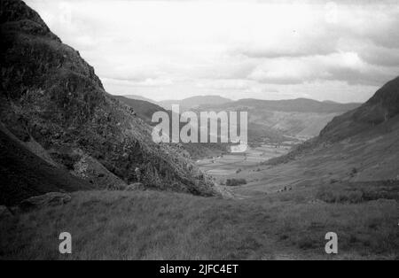 1952, historische Ansicht aus dieser Zeit von Borrowdale vom Styhead Pass, einem Bergpass im Lake District, Cumbria, England, UK. Stockfoto