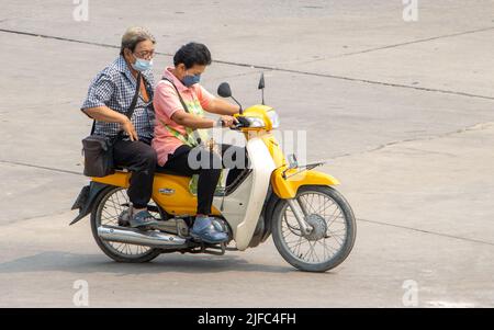 SAMUT PRAKAN, THAILAND, APR 07 2022, zwei Frauen fahren auf dem Motorrad auf der Straße. Stockfoto