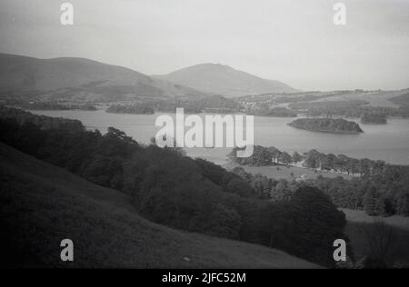 1952, historische Ansicht aus dieser Zeit über Derwent Water von Latrigg, Lake District, Cumbria, England, Großbritannien, zeigt das Wasser und die umliegenden Fjells. Stockfoto