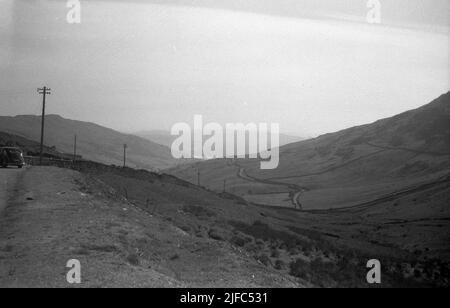 1952, historische Ansicht von diesem Ohr des Derwent-Wassers von hoch oben auf Latrigg, Lake District, Cumbria, England, Großbritannien. Auto der Ära geparkt. Stockfoto