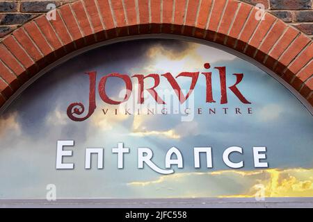 York, Großbritannien - 6. 2022. Juni: Ein Schild über dem Eingang zum Jorvik Viking Center - Museum und Touristenattraktion in der Stadt York, Großbritannien. Stockfoto