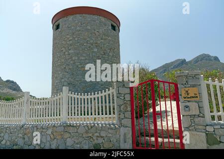 Umgebaute Windmühle in Agios Antonios, Insel Tilos, Dodekanes, Griechenland. In Der Nähe Von Rhodos Stockfoto