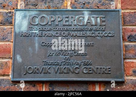 Eine Gedenktafel in Coppergate, in der Nähe des Jorvik Viking Center, erinnert an den Besuch von S.H. Prinz von Wales im Jahr 1984. Stockfoto