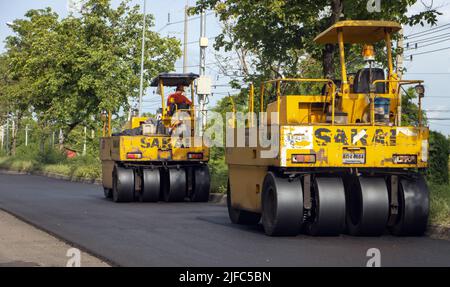 THAILAND, JUNI 11 2022, Road Rollers arbeiten am Wiederaufbau der Autobahn Stockfoto