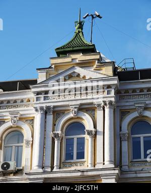 Kiew, Ukraine 2. Januar 2021: Fassade eines mit Säulen kunstvoll dekorierten Gebäudes im Zentrum von Kiew Stockfoto