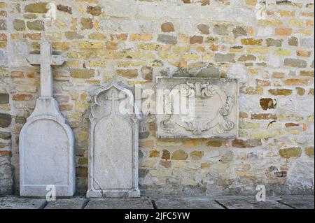 Aquileia, Italien. 19. Juni 2022. Denkmal auf der Rückseite der Basilika von Aquileia Stockfoto