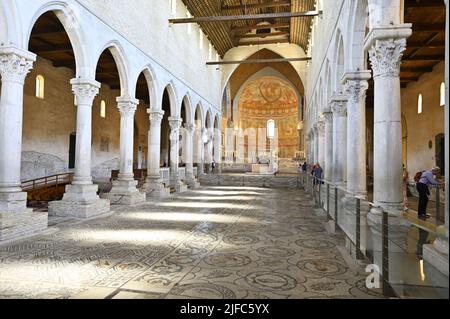 Aquileia, Italien. 19. Juni 2022. Innenansicht der Basilika von Aquileia. Das Kirchenschiff und der Altar der Basilika Santa Maria Assunta in Aquileia Stockfoto