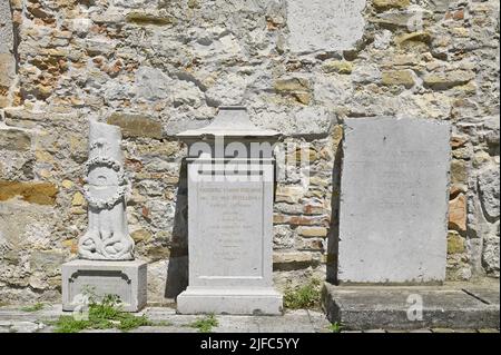 Aquileia, Italien. 19. Juni 2022. Denkmal auf der Rückseite der Basilika von Aquileia Stockfoto