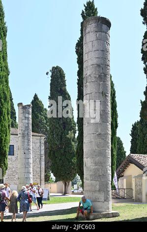 Aquileia, Italien. 19. Juni 2022. Römische Säulen auf der Rückseite der Basilika von Aquileia Stockfoto