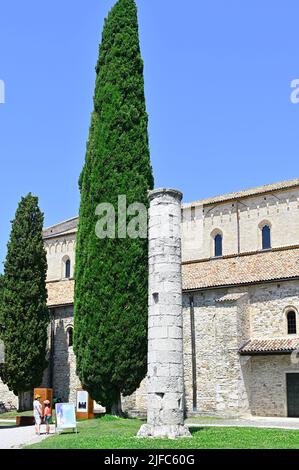 Aquileia, Italien. 19. Juni 2022. Römische Säulen auf der Rückseite der Basilika von Aquileia Stockfoto