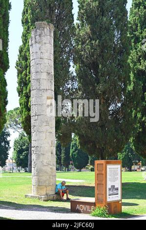 Aquileia, Italien. 19. Juni 2022. Römische Säulen auf der Rückseite der Basilika von Aquileia Stockfoto