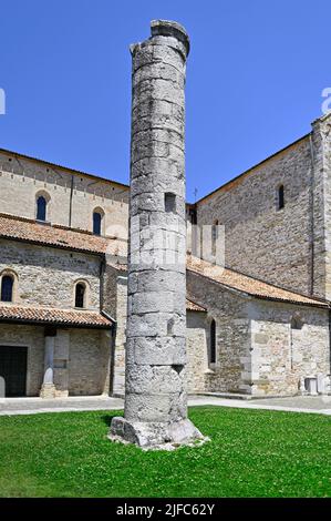 Aquileia, Italien. 19. Juni 2022. Römische Säulen auf der Rückseite der Basilika von Aquileia Stockfoto