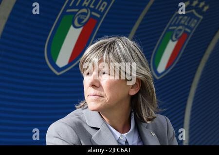 Castel Di Sangro, Italien. 01.. Juli 2022. Milena Bertolini-Trainerin aus Italien vor dem Freundschaftsspiel vor der Frauen-EURO 2022 zwischen Italien und Spanien im Teofilo Patini-Stadion in Castel di Sangro (Italien), 01. Juli 2022. Foto Cesare Purini/Insidefoto Kredit: Insidefoto srl/Alamy Live News Stockfoto