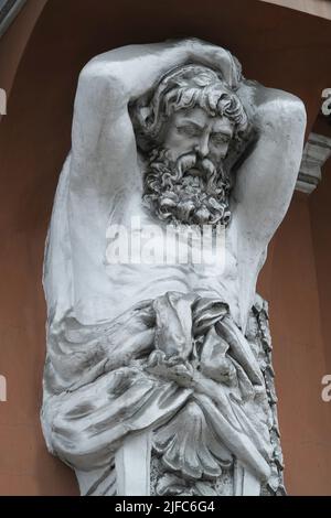 Kiew, Ukraine 28. November 2020: Künstlerische Dekoration der Fassade des Gebäudes mit Skulpturen und Büsten von Atlanten in der Stadt Kiew Stockfoto