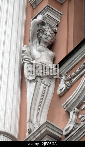 Kiew, Ukraine 28. November 2020: Künstlerische Dekoration der Fassade des Gebäudes mit Skulpturen und Büsten von Atlanten in der Stadt Kiew Stockfoto