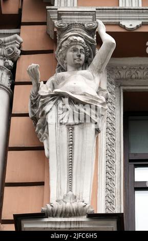 Kiew, Ukraine 28. November 2020: Künstlerische Dekoration der Fassade des Gebäudes mit Skulpturen und Büsten von Atlanten in der Stadt Kiew Stockfoto