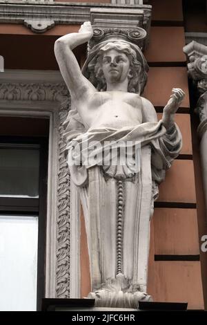 Kiew, Ukraine 28. November 2020: Künstlerische Dekoration der Fassade des Gebäudes mit Skulpturen und Büsten von Atlanten in der Stadt Kiew Stockfoto