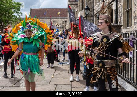 Winchester hat Fair, 1.. Juli 2022. Die jährliche Hutmesse begann heute mit lokalen Schulen, die an der Karnevalsprozession durch das Stadtzentrum mit den Kindern in bunten Kostümen teilnehmen. Die Winchester hat Fair ist ein 3-tägiges Outdoor Arts Festival mit Straßenunterhaltern und Aufführungen an verschiedenen Orten in der Stadt. Stockfoto